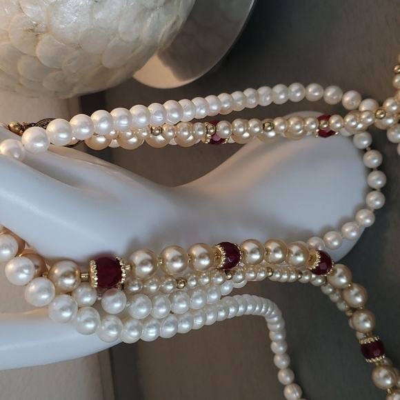 Pearl Set Costume Jewelry - 4 Necklaces & 2 Pins - Picture 5 of 10